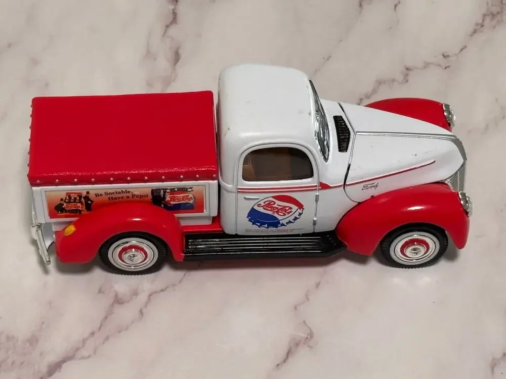 Golden Wheel #68457 1/32 Diecast & Plastic 1940 Ford Pickup Pepsi Soda Truck